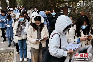 中国香港专家吐槽：苏亚雷斯还穿了球鞋，梅西连球鞋都没穿